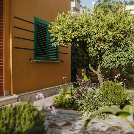 Rare Durres Apartment With Private Parking & Garden Exterior photo