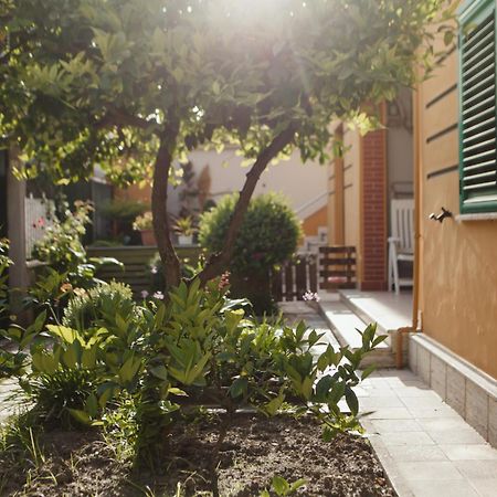 Rare Durres Apartment With Private Parking & Garden Exterior photo