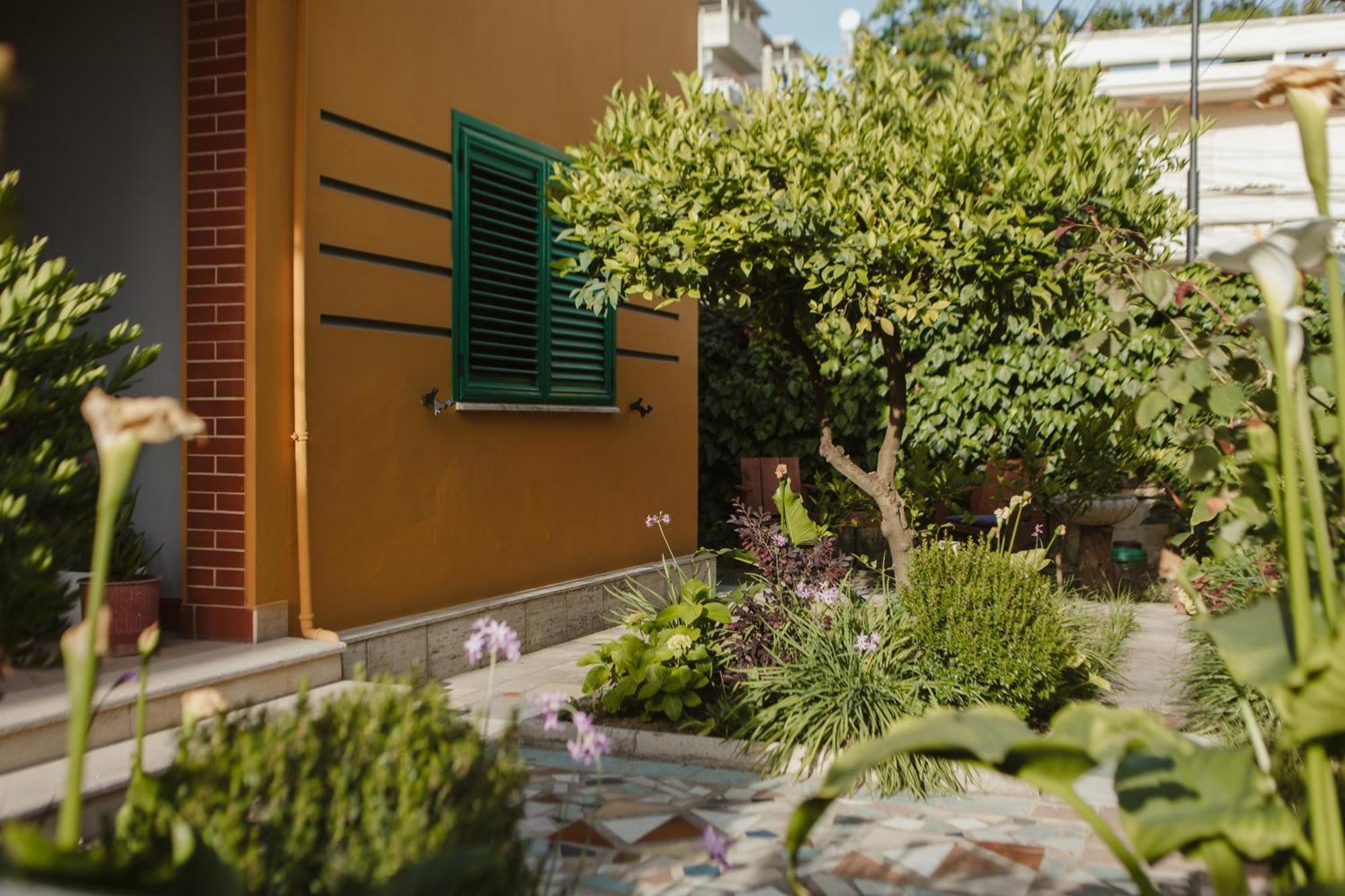 Rare Durres Apartment With Private Parking & Garden Exterior photo